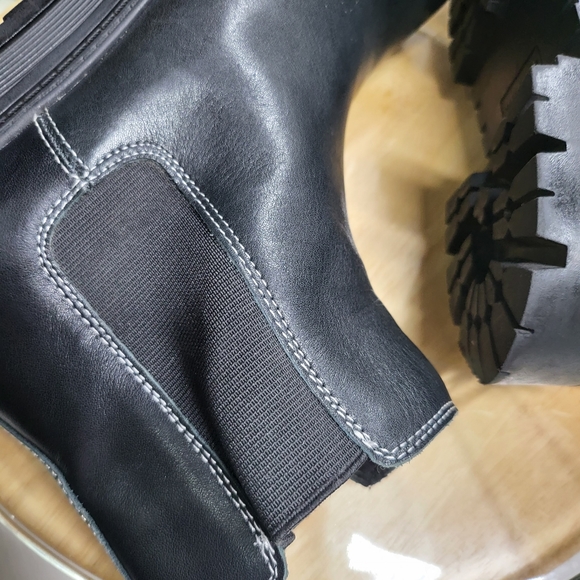 Marc Fisher Pietro Lug Sole Chelsea Boots in Black - Picture 15 of 17